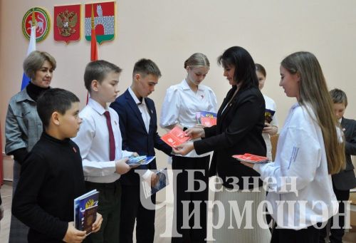 Россия Федерациясе Конституциясе көнендә 14 чирмешәнлегә паспорт тапшырдылар (ФОТОРЕПОРТАЖ)