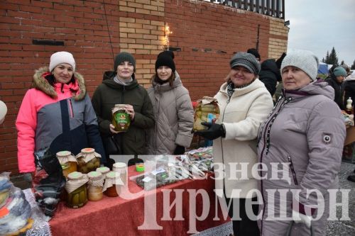 Чирмешәнлеләр махсус хәрби операциядәге якташларга ярдәм итү өчен Игелек ярминкәсе оештырдылар (ФОТОРЕПОРТАЖ)