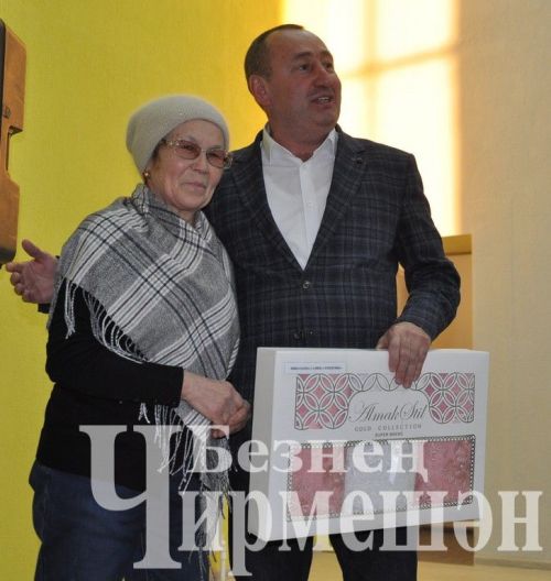 Яңа Элмәле җирлегендәге халык җыеннарында дистәләгән авылдашларны бүләкләделәр (ФОТОРЕПОРТАЖ)