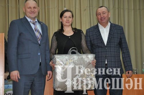 Яңа Элмәле җирлегендәге халык җыеннарында дистәләгән авылдашларны бүләкләделәр (ФОТОРЕПОРТАЖ)