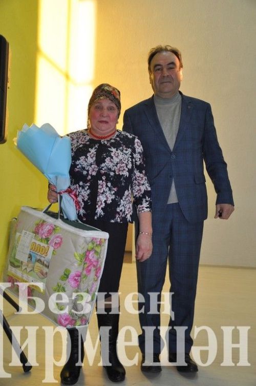 Яңа Элмәле җирлегендәге халык җыеннарында дистәләгән авылдашларны бүләкләделәр (ФОТОРЕПОРТАЖ)