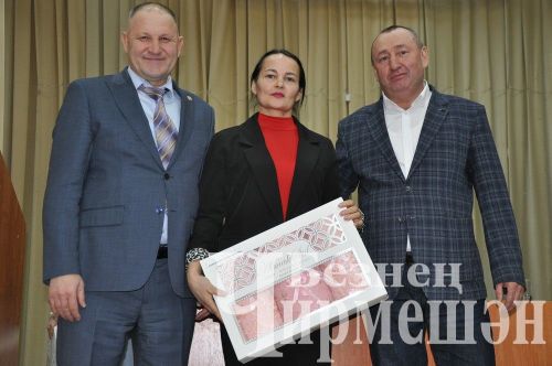 Яңа Элмәле җирлегендәге халык җыеннарында дистәләгән авылдашларны бүләкләделәр (ФОТОРЕПОРТАЖ)