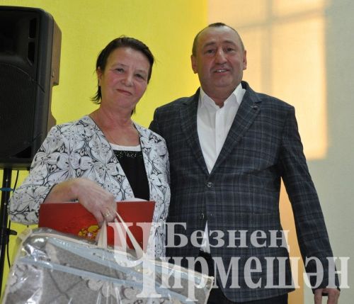 Яңа Элмәле җирлегендәге халык җыеннарында дистәләгән авылдашларны бүләкләделәр (ФОТОРЕПОРТАЖ)