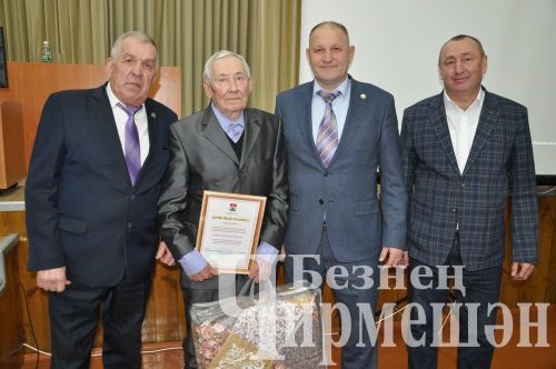 Яңа Элмәле җирлегендәге халык җыеннарында дистәләгән авылдашларны бүләкләделәр (ФОТОРЕПОРТАЖ)
