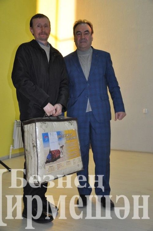 Яңа Элмәле җирлегендәге халык җыеннарында дистәләгән авылдашларны бүләкләделәр (ФОТОРЕПОРТАЖ)