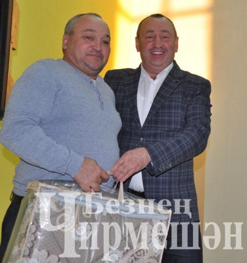 Яңа Элмәле җирлегендәге халык җыеннарында дистәләгән авылдашларны бүләкләделәр (ФОТОРЕПОРТАЖ)