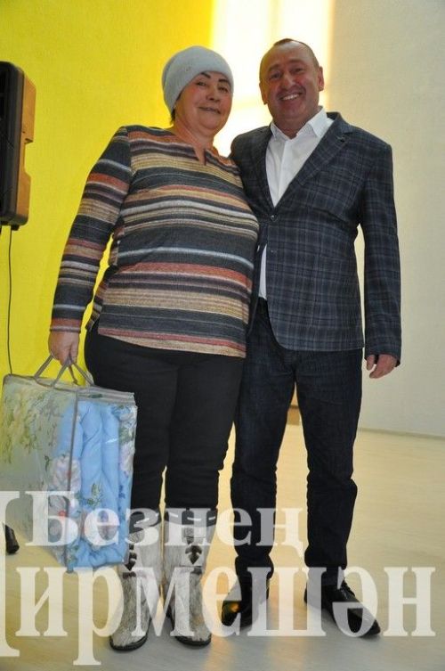 Яңа Элмәле җирлегендәге халык җыеннарында дистәләгән авылдашларны бүләкләделәр (ФОТОРЕПОРТАЖ)