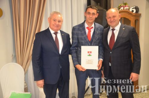 Чирмешәндәге авыл хуҗалыгы алдынгылары бәйрәмендә күпләрне бүләкләделәр (ФОТОРЕПОРТАЖ)