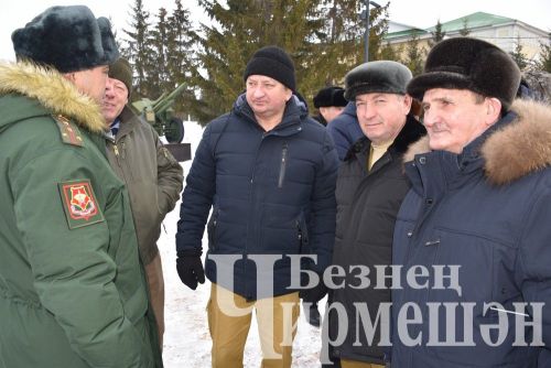 Чирмешән районы әфганчылары Мәңгелек ут түренә чәчәкләр куйды (ФОТОРЕПОРТАЖ)