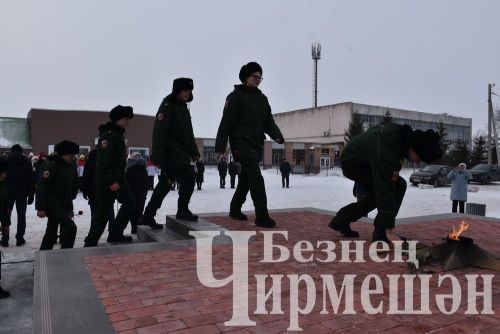 Чирмешән районы әфганчылары Мәңгелек ут түренә чәчәкләр куйды (ФОТОРЕПОРТАЖ)