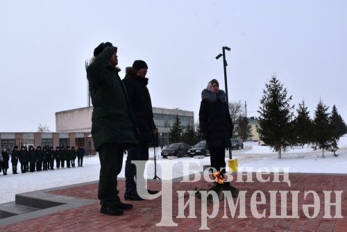 Чирмешән районы әфганчылары Мәңгелек ут түренә чәчәкләр куйды (ФОТОРЕПОРТАЖ)