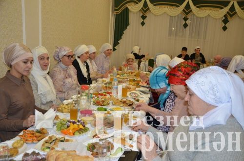 Район башлыгы Рамил Айбатов якташларын ифтарга дәште (ФОТОРЕПОРТАЖ)
