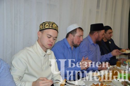 Район башлыгы Рамил Айбатов якташларын ифтарга дәште (ФОТОРЕПОРТАЖ)