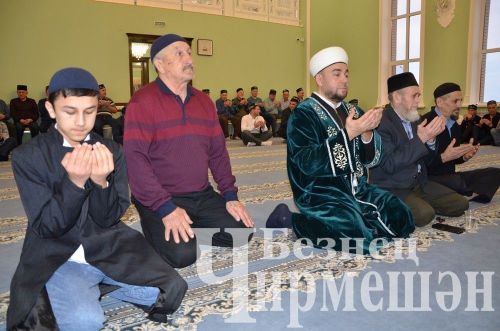 Район башлыгы Рамил Айбатов якташларын ифтарга дәште (ФОТОРЕПОРТАЖ)