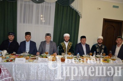 Район башлыгы Рамил Айбатов якташларын ифтарга дәште (ФОТОРЕПОРТАЖ)