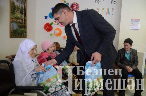 Чирмешән өлкәннәр һәм инвалидлар йорт - интернатында яшәүче хатын - кызларны бәйрәм белән котладылар (ФОТОРЕПОРТАЖ)