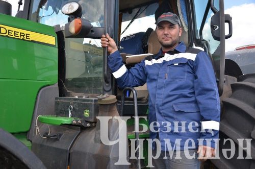 Чирмешән районы башлыгы Рамил Айбатов иң яхшы механизаторларны акчалата сертификатлар белән бүләкләде (ФОТОРЕПОРТАЖ)