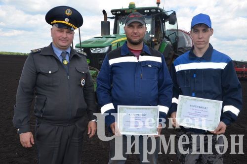Чирмешән районы башлыгы Рамил Айбатов иң яхшы механизаторларны акчалата сертификатлар белән бүләкләде (ФОТОРЕПОРТАЖ)