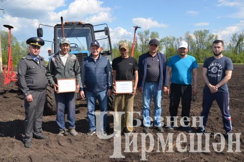 Чирмешән районы башлыгы Рамил Айбатов иң яхшы механизаторларны акчалата сертификатлар белән бүләкләде (ФОТОРЕПОРТАЖ)