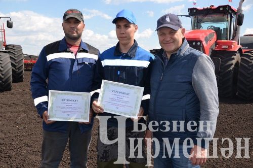 Чирмешән районы башлыгы Рамил Айбатов иң яхшы механизаторларны акчалата сертификатлар белән бүләкләде (ФОТОРЕПОРТАЖ)