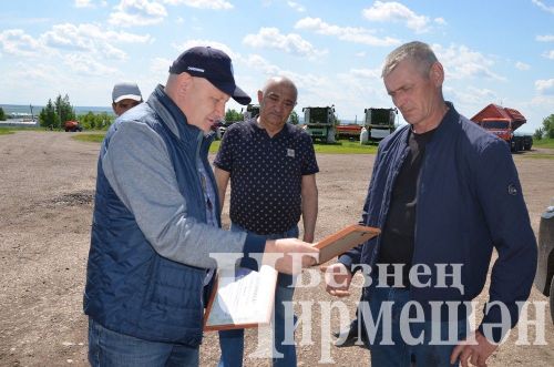 Чирмешән районы башлыгы Рамил Айбатов иң яхшы механизаторларны акчалата сертификатлар белән бүләкләде (ФОТОРЕПОРТАЖ)
