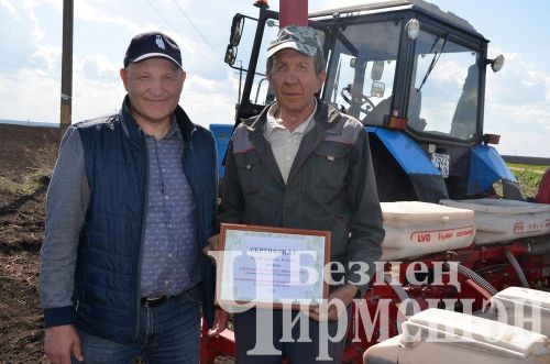 Чирмешән районы башлыгы Рамил Айбатов иң яхшы механизаторларны акчалата сертификатлар белән бүләкләде (ФОТОРЕПОРТАЖ)