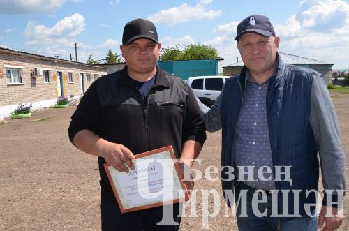 Чирмешән районы башлыгы Рамил Айбатов иң яхшы механизаторларны акчалата сертификатлар белән бүләкләде (ФОТОРЕПОРТАЖ)