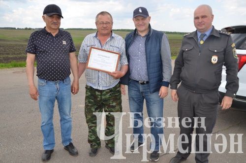 Чирмешән районы башлыгы Рамил Айбатов иң яхшы механизаторларны акчалата сертификатлар белән бүләкләде (ФОТОРЕПОРТАЖ)