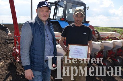 Чирмешән районы башлыгы Рамил Айбатов иң яхшы механизаторларны акчалата сертификатлар белән бүләкләде (ФОТОРЕПОРТАЖ)
