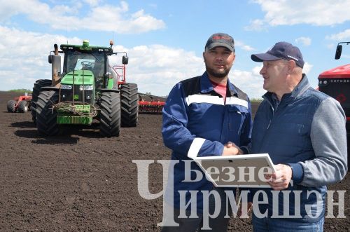 Чирмешән районы башлыгы Рамил Айбатов иң яхшы механизаторларны акчалата сертификатлар белән бүләкләде (ФОТОРЕПОРТАЖ)