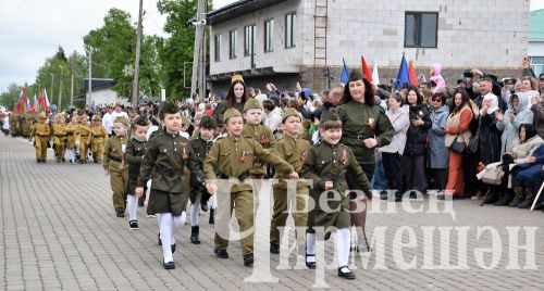 Чирмешәндә Җиңү көненә багышланган парад (ФОТОРЕПОРТАЖ)
