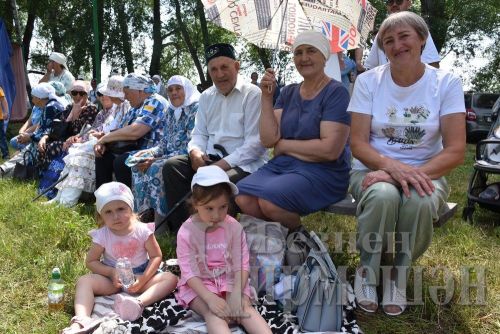 Бәркәтәдә Авыл көнендә ир-егетләр дә чиләк-көянтә белән йөгерделәр (ФОТОРЕПОРТАЖ)