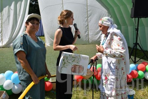Бәркәтәдә Авыл көнендә ир-егетләр дә чиләк-көянтә белән йөгерделәр (ФОТОРЕПОРТАЖ)