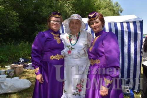 Бәркәтәдә Авыл көнендә ир-егетләр дә чиләк-көянтә белән йөгерделәр (ФОТОРЕПОРТАЖ)