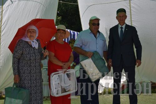 Бәркәтәдә Авыл көнендә ир-егетләр дә чиләк-көянтә белән йөгерделәр (ФОТОРЕПОРТАЖ)