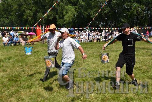 Бәркәтәдә Авыл көнендә ир-егетләр дә чиләк-көянтә белән йөгерделәр (ФОТОРЕПОРТАЖ)