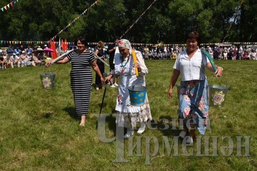 Бәркәтәдә Авыл көнендә ир-егетләр дә чиләк-көянтә белән йөгерделәр (ФОТОРЕПОРТАЖ)