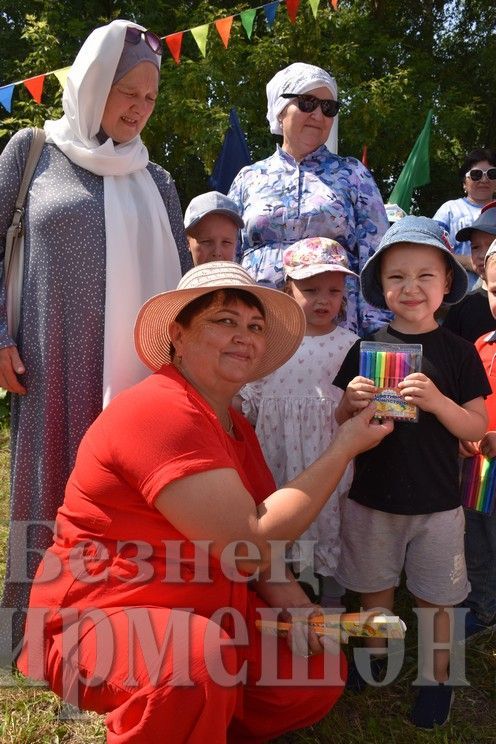 Бәркәтәдә Авыл көнендә ир-егетләр дә чиләк-көянтә белән йөгерделәр (ФОТОРЕПОРТАЖ)