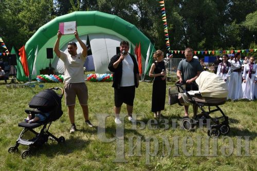 Бәркәтәдә Авыл көнендә ир-егетләр дә чиләк-көянтә белән йөгерделәр (ФОТОРЕПОРТАЖ)