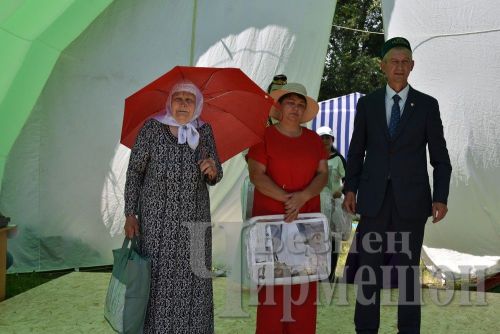 Бәркәтәдә Авыл көнендә ир-егетләр дә чиләк-көянтә белән йөгерделәр (ФОТОРЕПОРТАЖ)