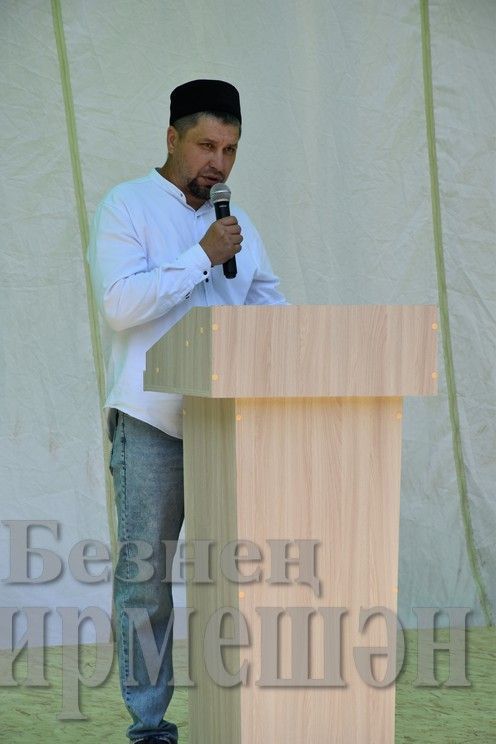 Бәркәтәдә Авыл көнендә ир-егетләр дә чиләк-көянтә белән йөгерделәр (ФОТОРЕПОРТАЖ)