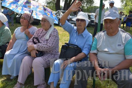Бәркәтәдә Авыл көнендә ир-егетләр дә чиләк-көянтә белән йөгерделәр (ФОТОРЕПОРТАЖ)