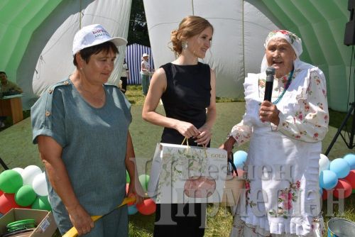 Бәркәтәдә Авыл көнендә ир-егетләр дә чиләк-көянтә белән йөгерделәр (ФОТОРЕПОРТАЖ)