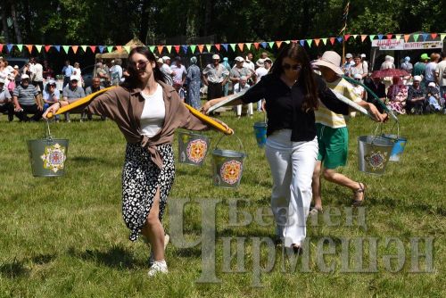 Бәркәтәдә Авыл көнендә ир-егетләр дә чиләк-көянтә белән йөгерделәр (ФОТОРЕПОРТАЖ)