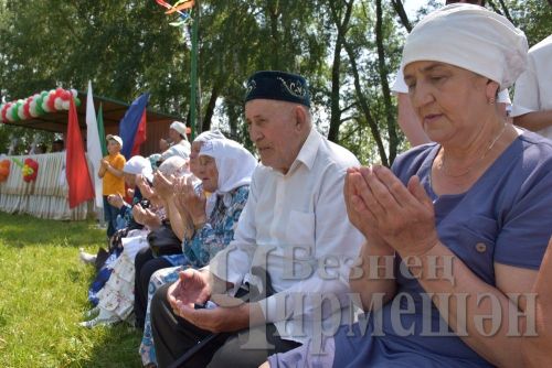 Бәркәтәдә Авыл көнендә ир-егетләр дә чиләк-көянтә белән йөгерделәр (ФОТОРЕПОРТАЖ)