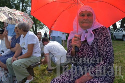 Бәркәтәдә Авыл көнендә ир-егетләр дә чиләк-көянтә белән йөгерделәр (ФОТОРЕПОРТАЖ)
