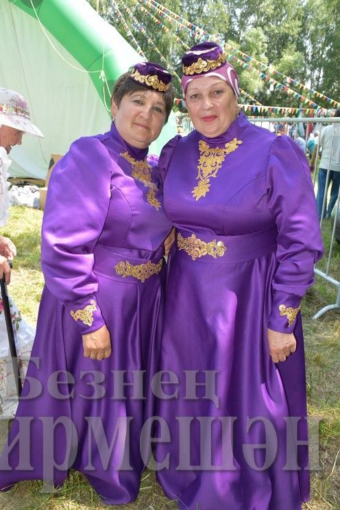 Бәркәтәдә Авыл көнендә ир-егетләр дә чиләк-көянтә белән йөгерделәр (ФОТОРЕПОРТАЖ)