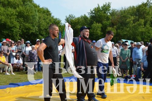 Чирмешән Сабан туе: баш батыр Марат Каримовны питбайк белән бүләкләделәр (ФОТОРЕПОРТАЖ)