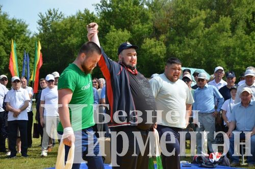 Чирмешән Сабан туе: баш батыр Марат Каримовны питбайк белән бүләкләделәр (ФОТОРЕПОРТАЖ)