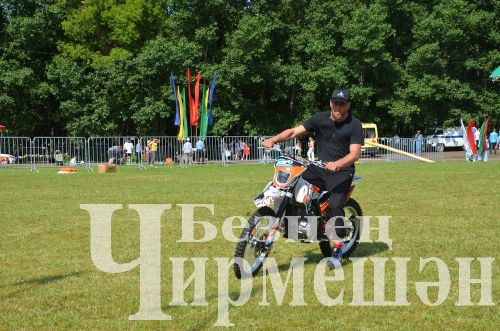 Чирмешән Сабан туе: баш батыр Марат Каримовны питбайк белән бүләкләделәр (ФОТОРЕПОРТАЖ)